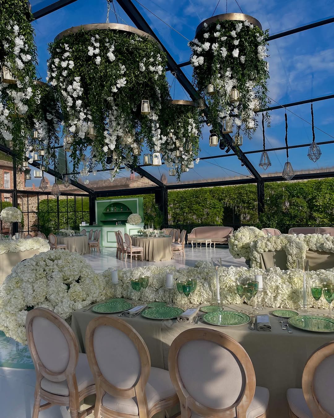 حفل زفاف نهاري من تنظيم INFINITY WEDDINGS