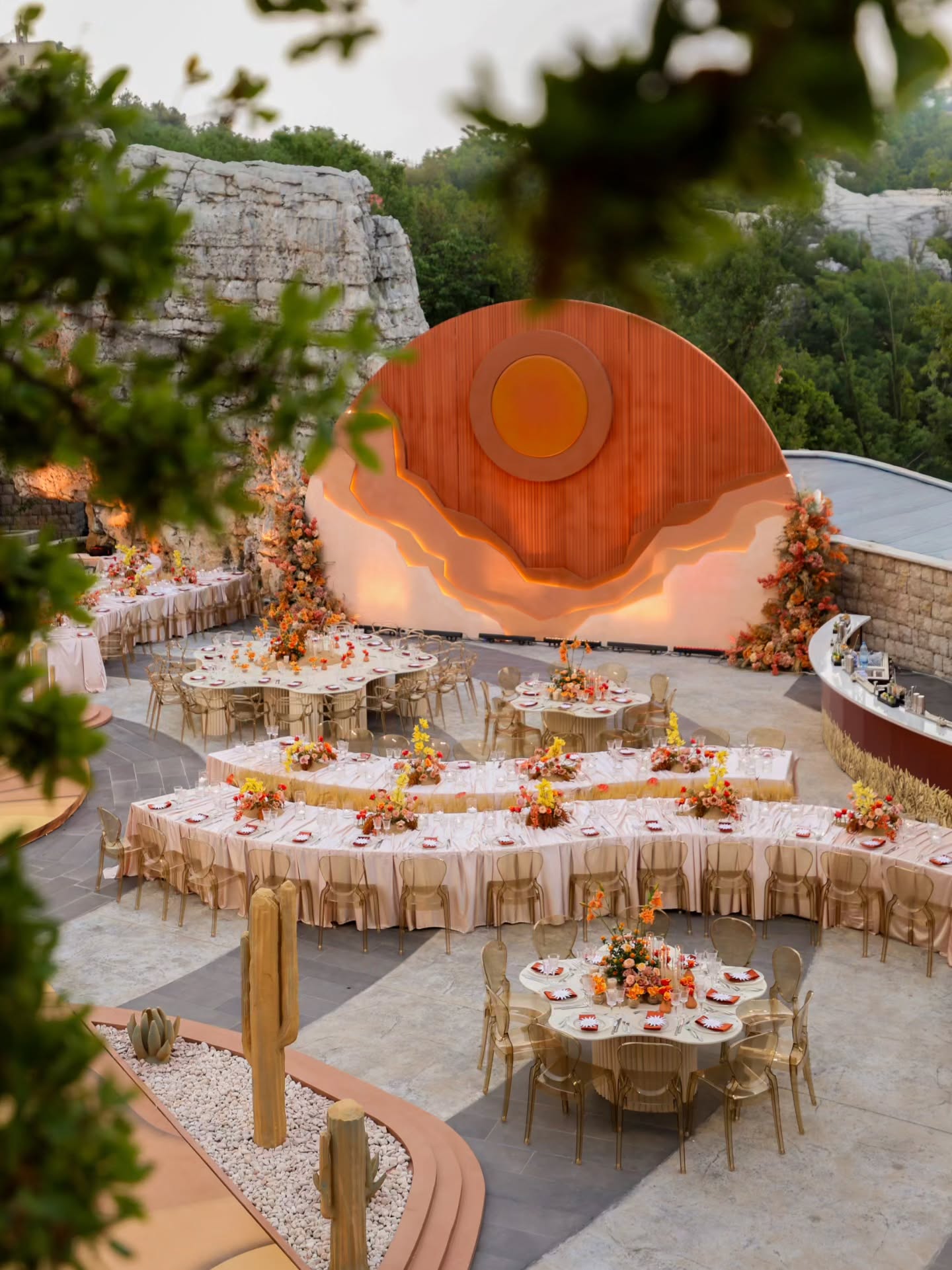 حفل زفاف يشبه الغروب- الصورة من صفحة @LebaneseWeddings
