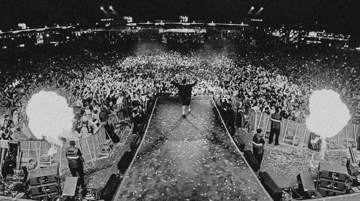 أحمد سعد مع جمهوره في حفل سابق