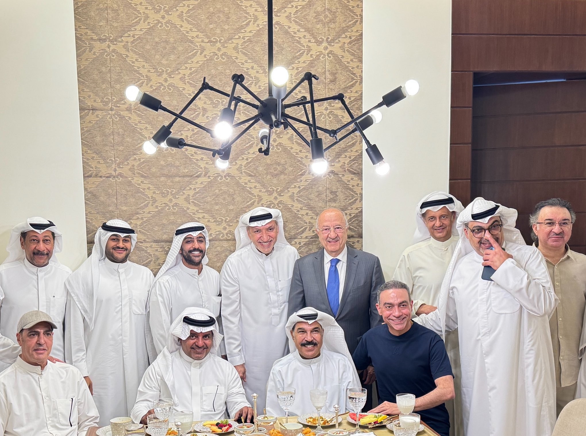 حفل غداء يجمع راشد الماجد وعبدالله الرويشد
