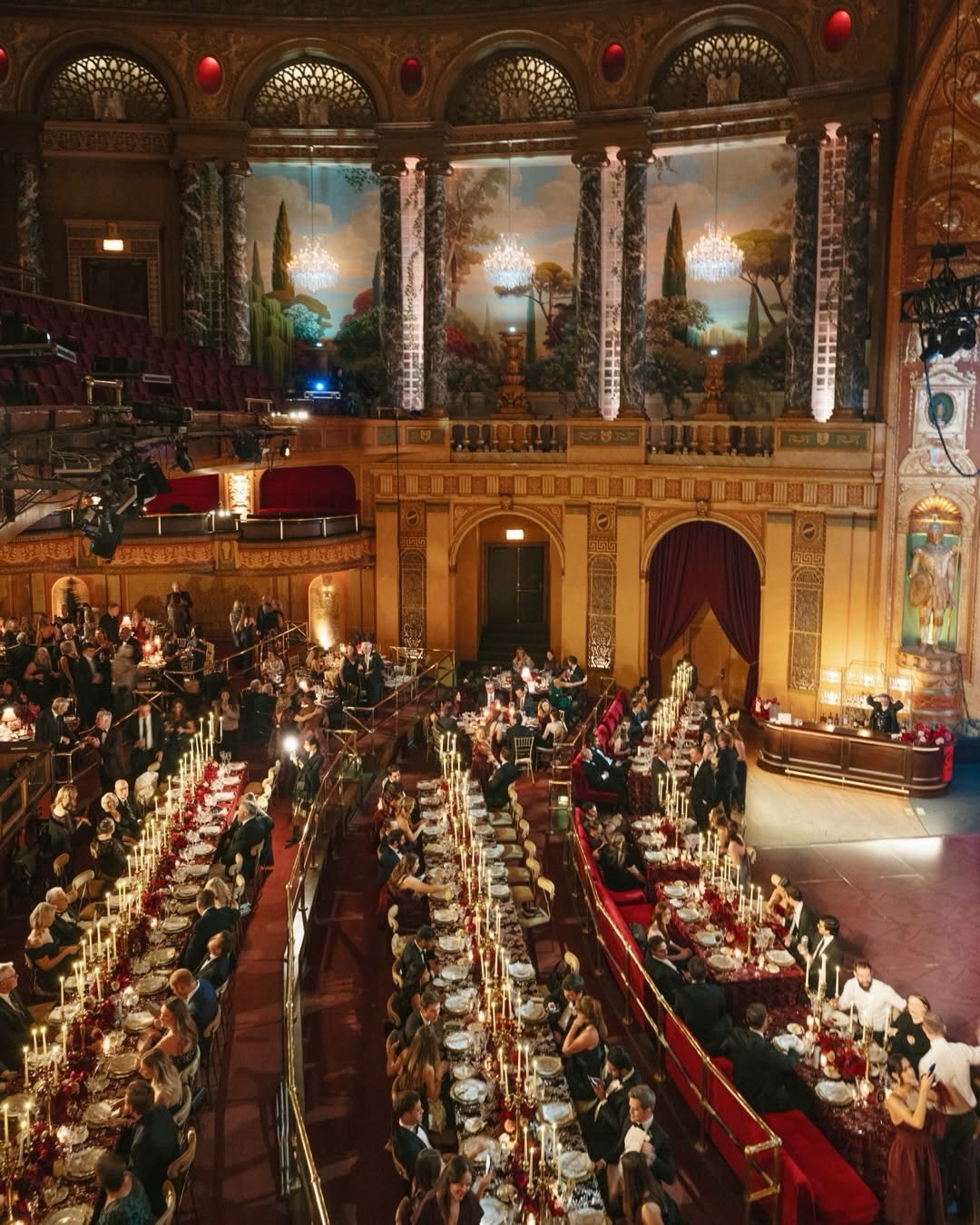 حفل ملكي بالأحمر - الصورة من Shannon Skloss