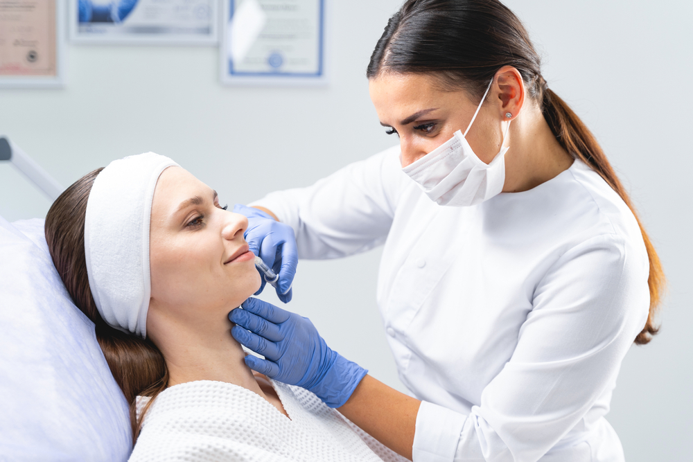 حقن الإبر التجميلية يتطلب معرفة بتشريح الوجه والرقبة لفهم أماكن الأعصاب والأوعية الدموية