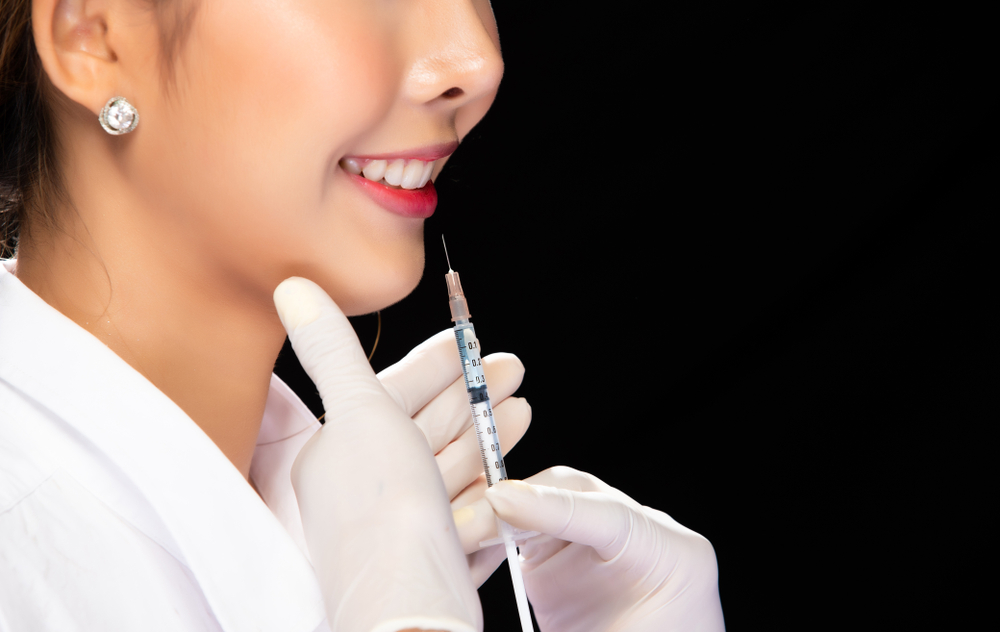 حقن البوتوكس خيار تجميلي بسيط يساعد على تهدئة حركة عضلات الشفة