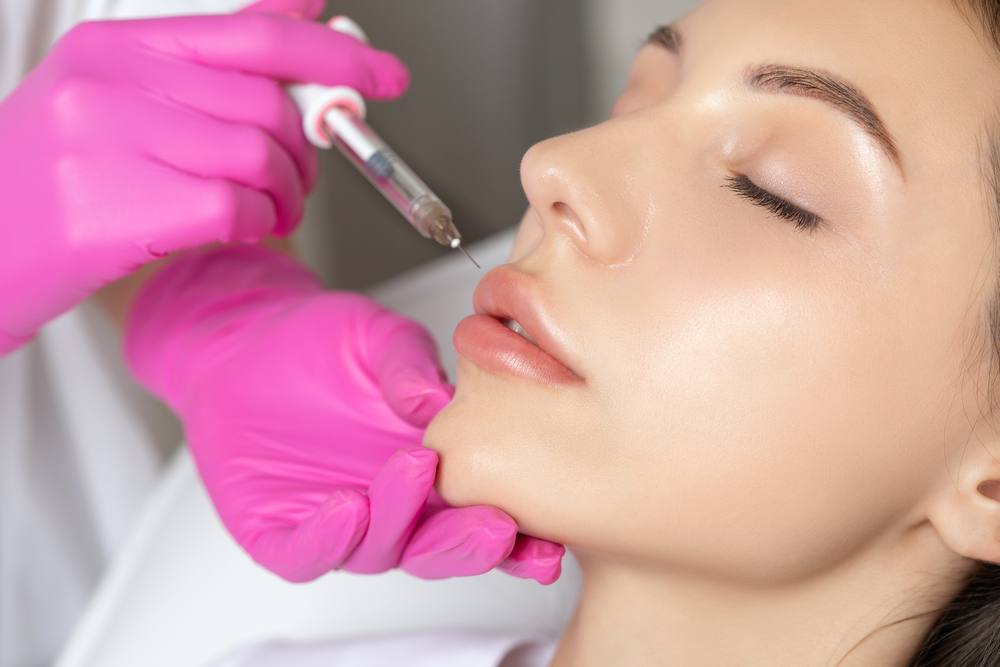 حقن الشفاه بالفيلر من العمليات التجميلية الرائجة (1)