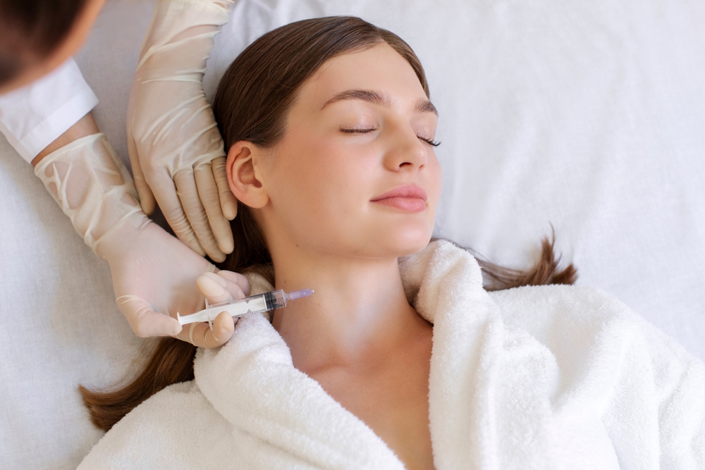 حقن الفيلر في الرقبة يساعد في تحسين الخطوط العميقة واستعادة الامتلاء الطبيعي للبشرة