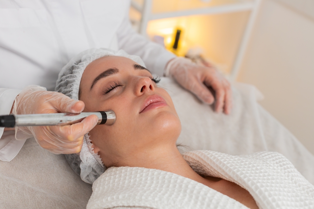 حقن الميزوثيرابي لطبقات البشرة بمجموعة متكاملة من الفيتامينات، يحفز تجديد الخلايا