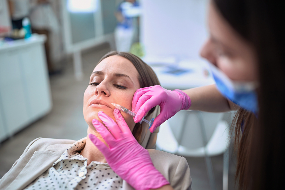 حقن سيرومات خفيفة تحت الجلد تعمل على توهج وترطيب البشرة بعمق