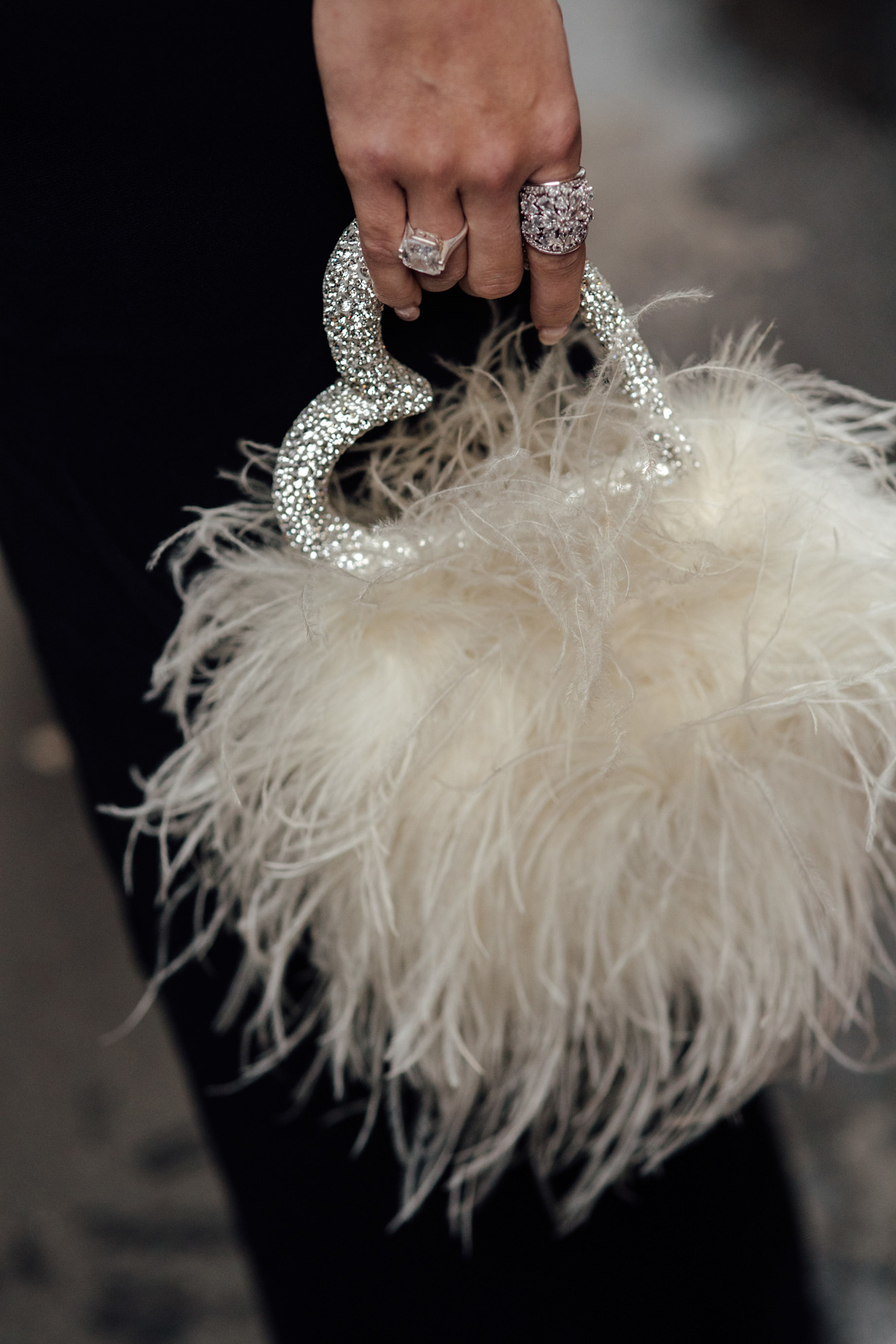 حقيبة 'Love Feather' من L'alingi بمقبض على شكل قلب مرصع بالكريستال خلال أسبوع الموضة في باريس لمجموعات الخياطة الراقية لربيع وصيف 2026
