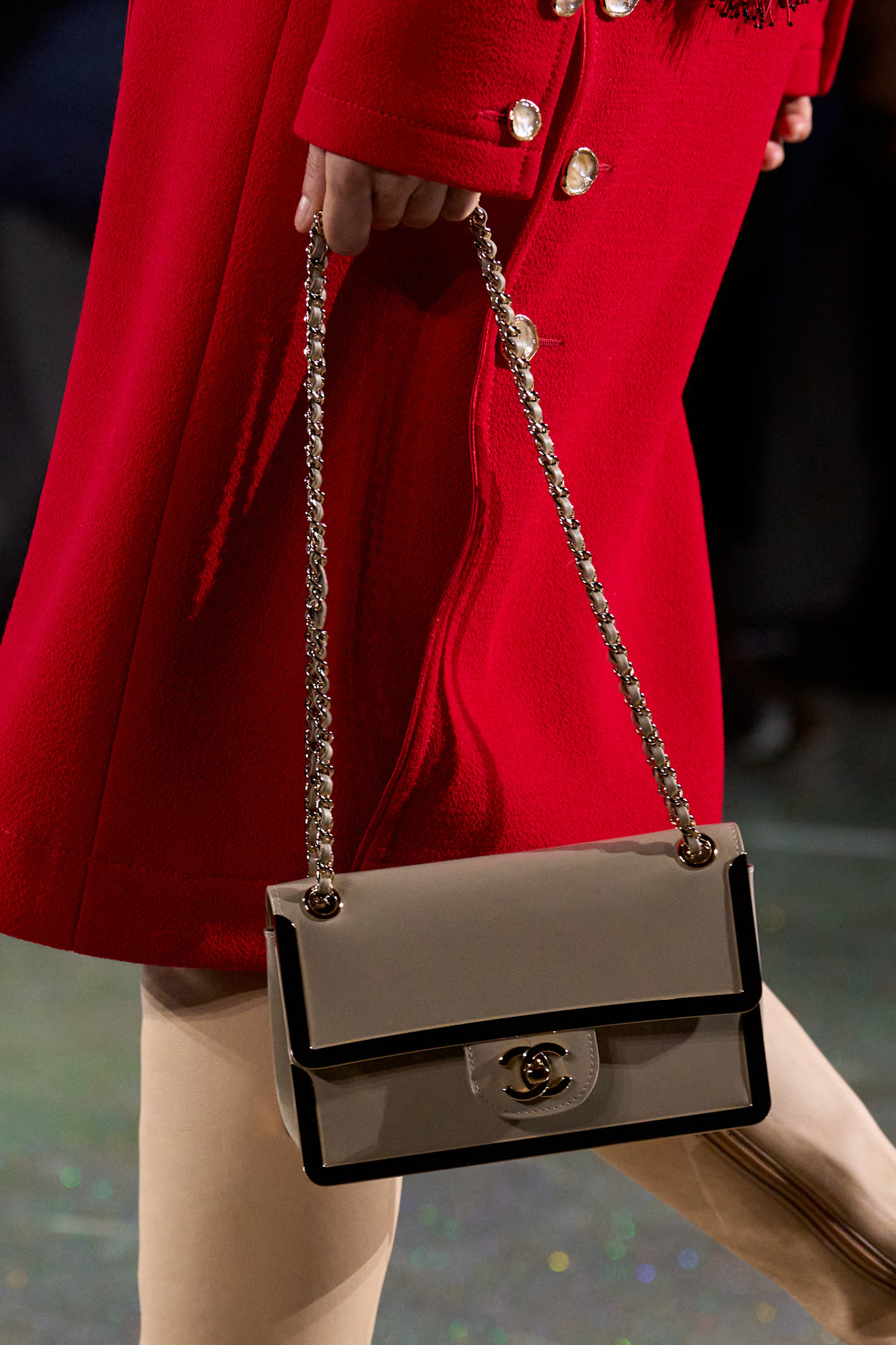 حقيبة أنيقة مع سلاسل من Chanel