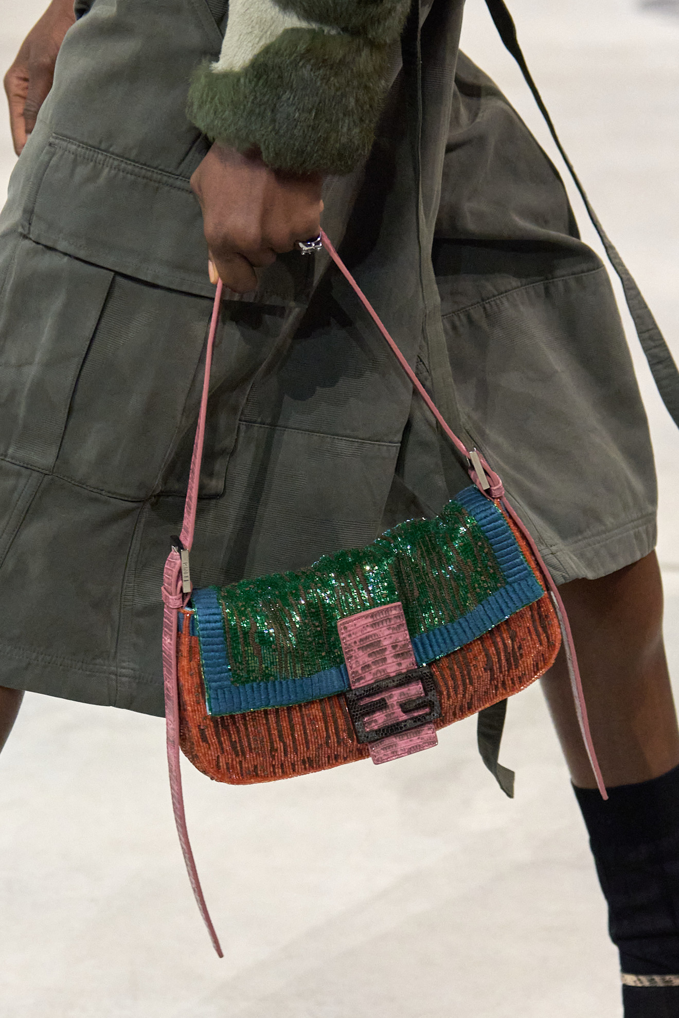 حقيبة باغيت الأيقونية من Fendi بلمسة عصرية من الألوان من مجموعة الأزياء الجاهزة لخريف 2026