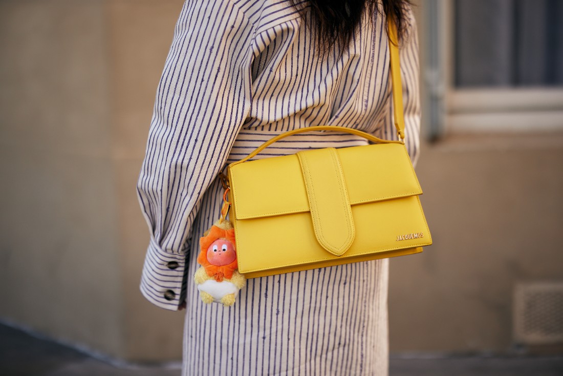 حقيبة باللون الأصفر من Jacquemus