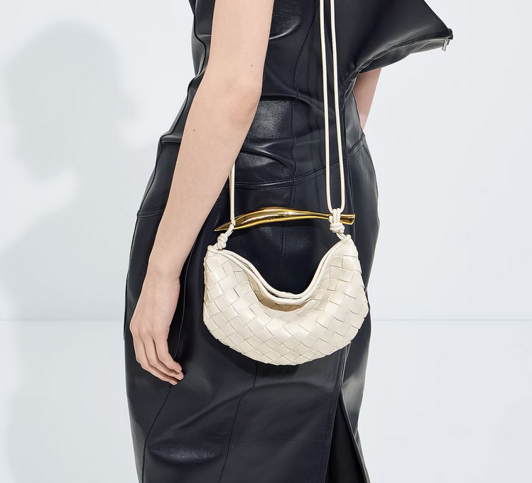 حقيبة بمقبض على شكل سردين من bottega Veneta