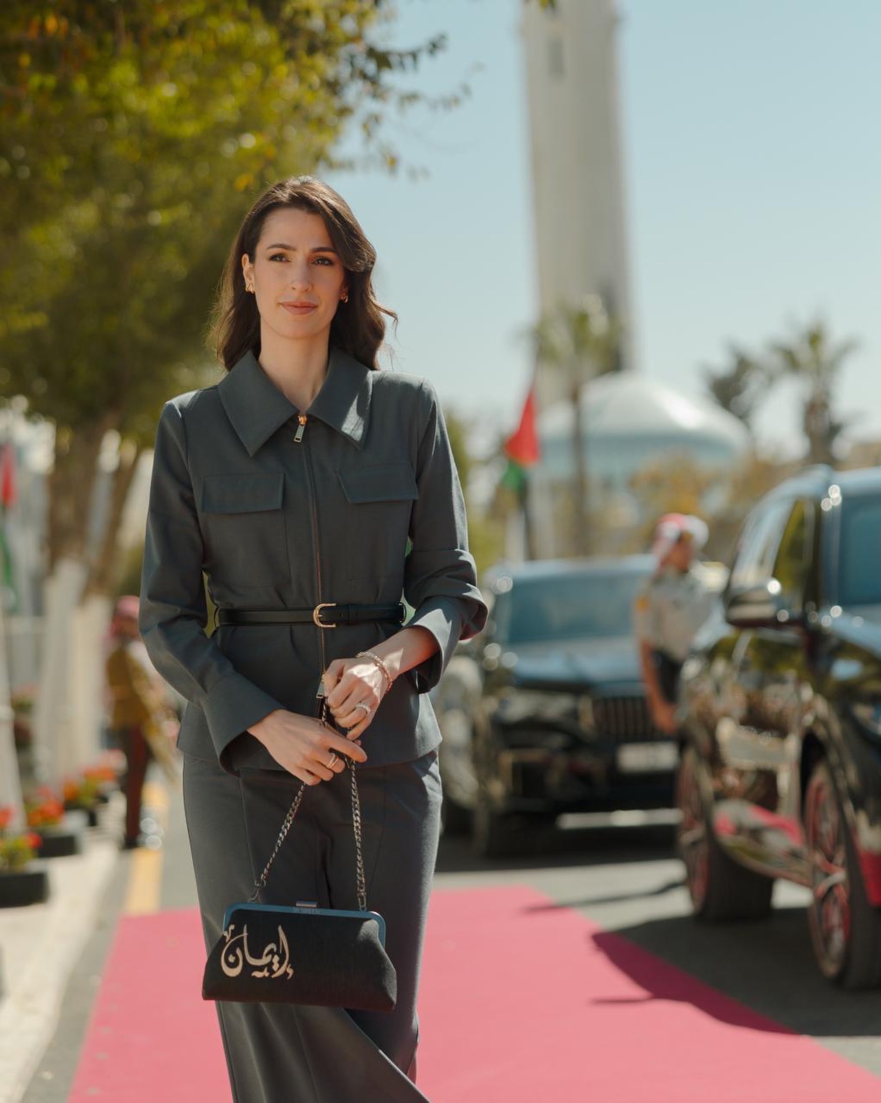 حقيبة تحمل نقش اسم الأميرة إيمان في إطلالة الأميرة رجوة الأخيرة