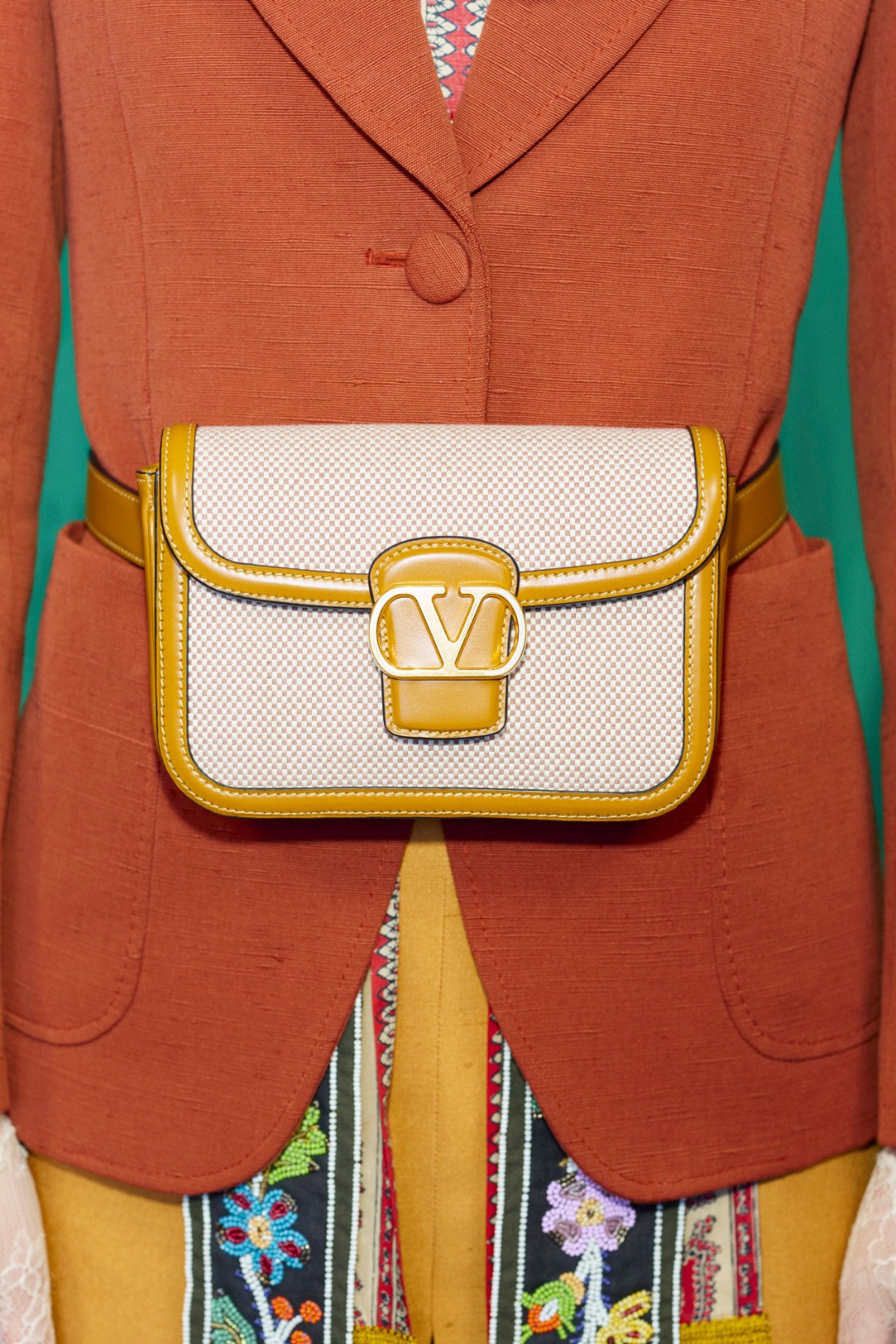 حقيبة خصر أنيقة من مجموعة Valentino