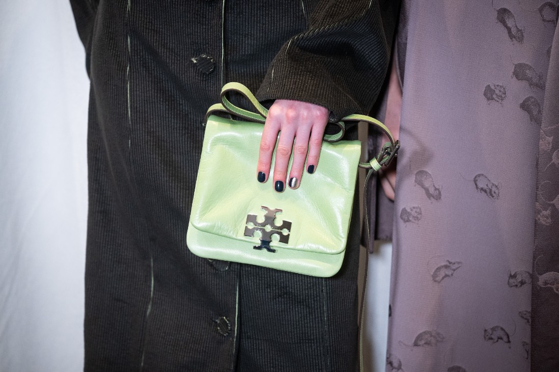 حقيبة صغيرة باللون الأخضر من مجموعة Tory Burch خريف شتاء 2025