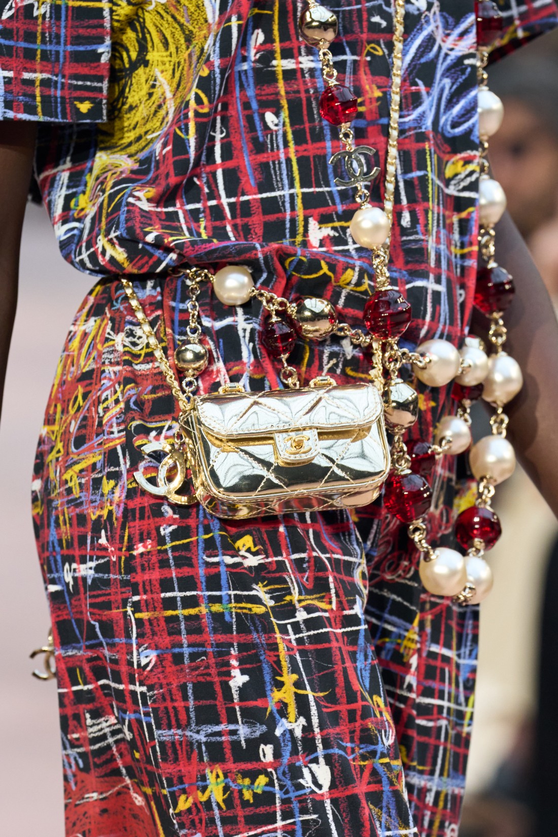 حقيبة صغيرة باللون الميتاليك الذهبي من مجموعة Chanel خريف شتاء 2025