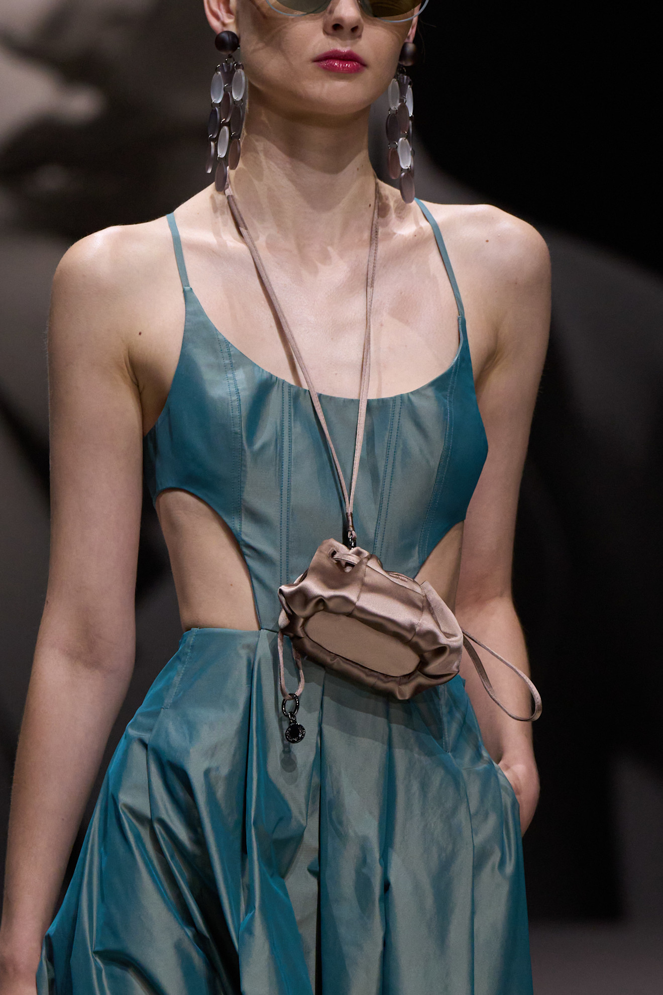 حقيبة كروس عصرية من Emporio Armani