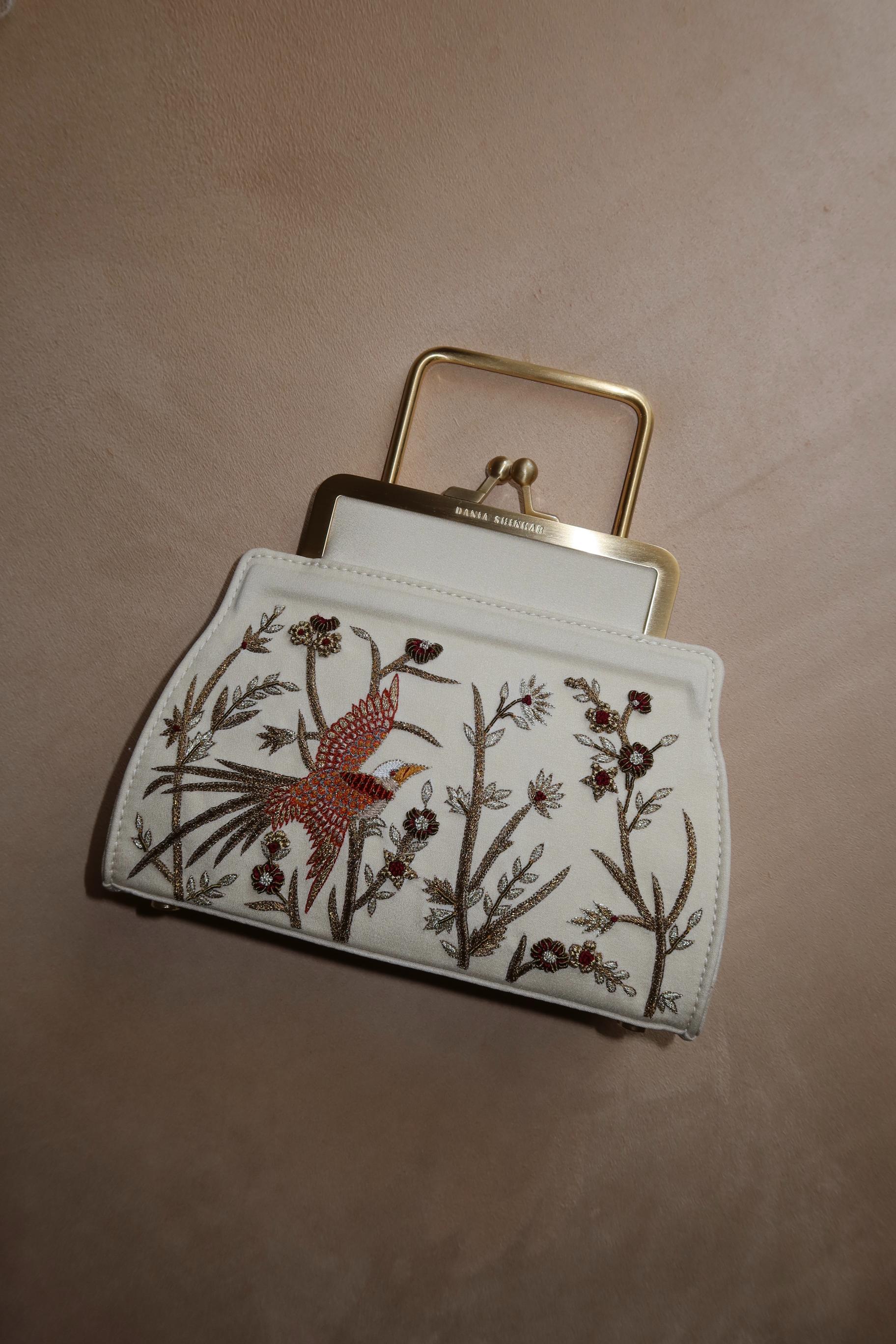 حقيبة مطرزة من المجموعة الجديدة من دانيا شنكار
