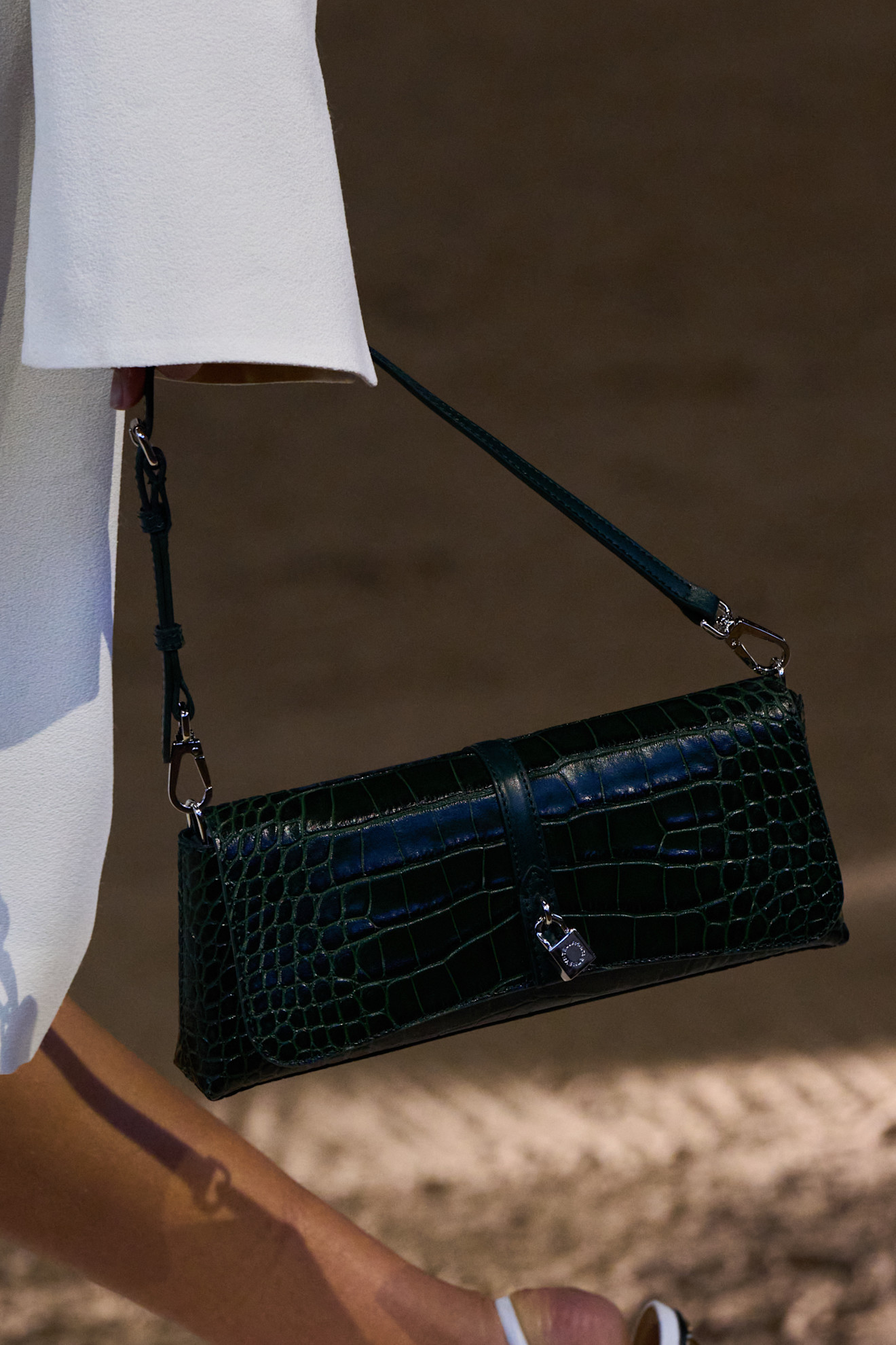 حقيبة من جلد التمساح من مجموعة Stella Mccartney للأزياء الجاهزة لخريف وشتاء 2026-2027