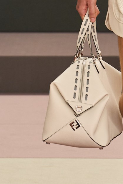 حقيبة من مجموعة الأزياء الجاهزة من Fendi لربيع وصيف 2026