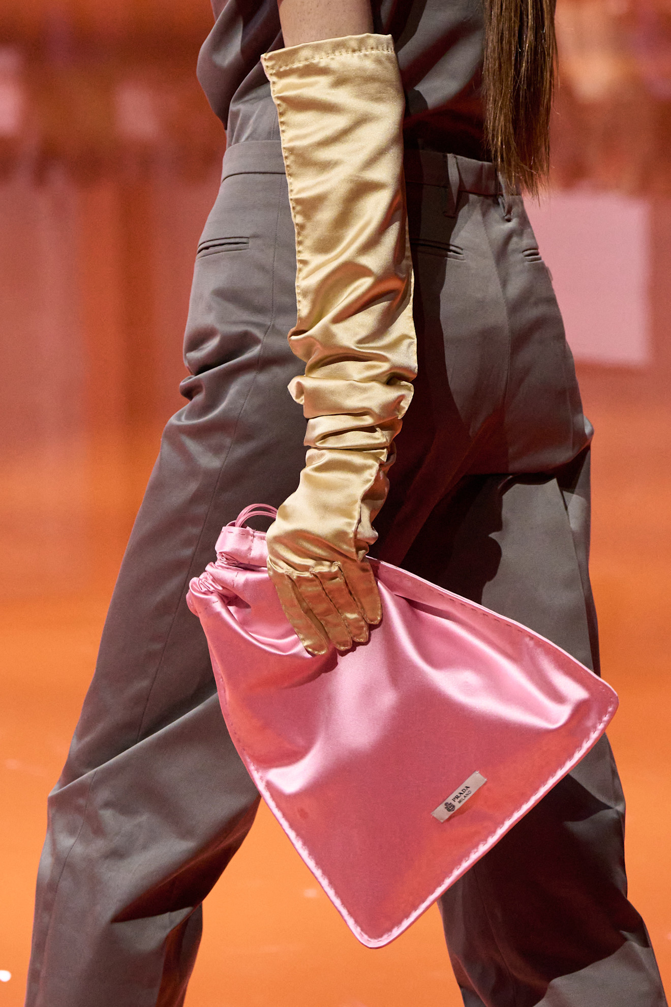 حقيبة من مجموعة الأزياء الجاهزة من Prada لربيع وصيف 2026