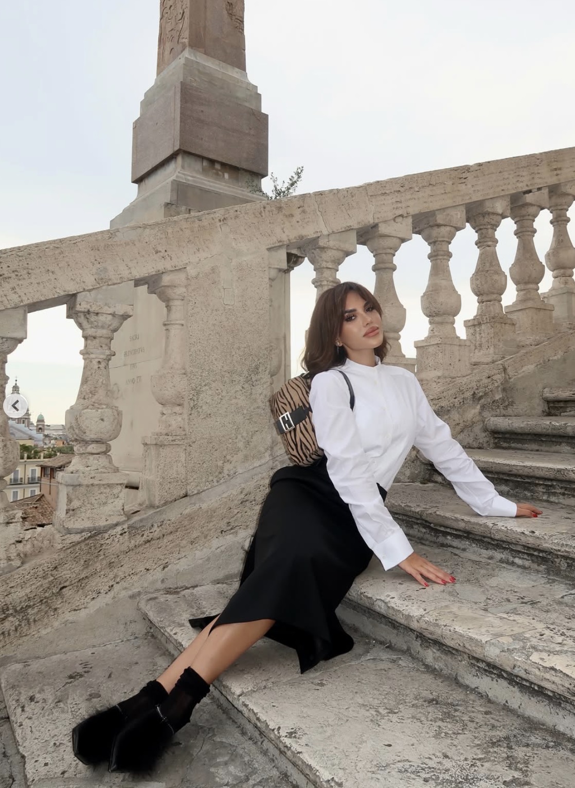حقيبة Fendi Baguette على نجود الرميحي