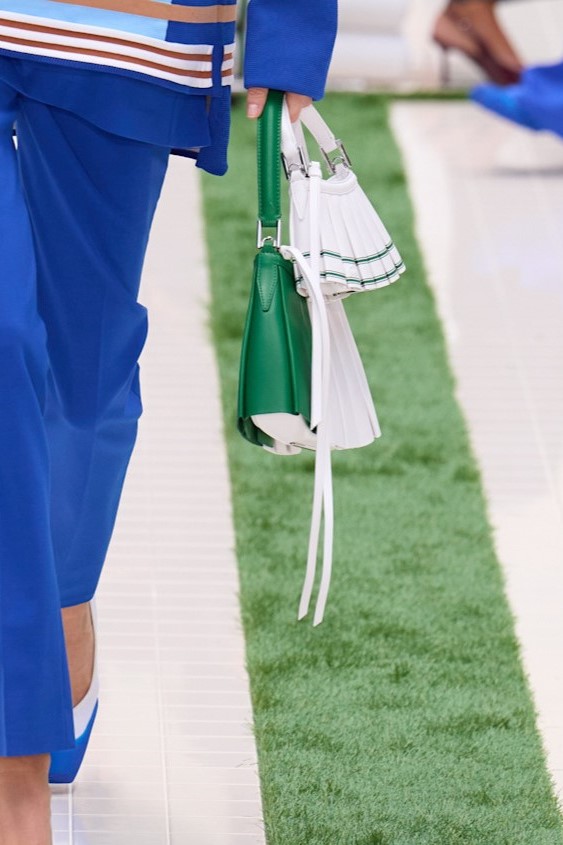 حقيبة من مجموعة Lacoste للأزياء الجاهزة لربيع وصيف 2026 بألوان علم الجزائر
