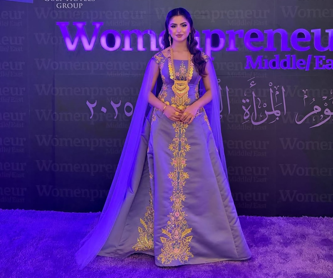حلا الترك بفستان طويل باللون البنفسجي