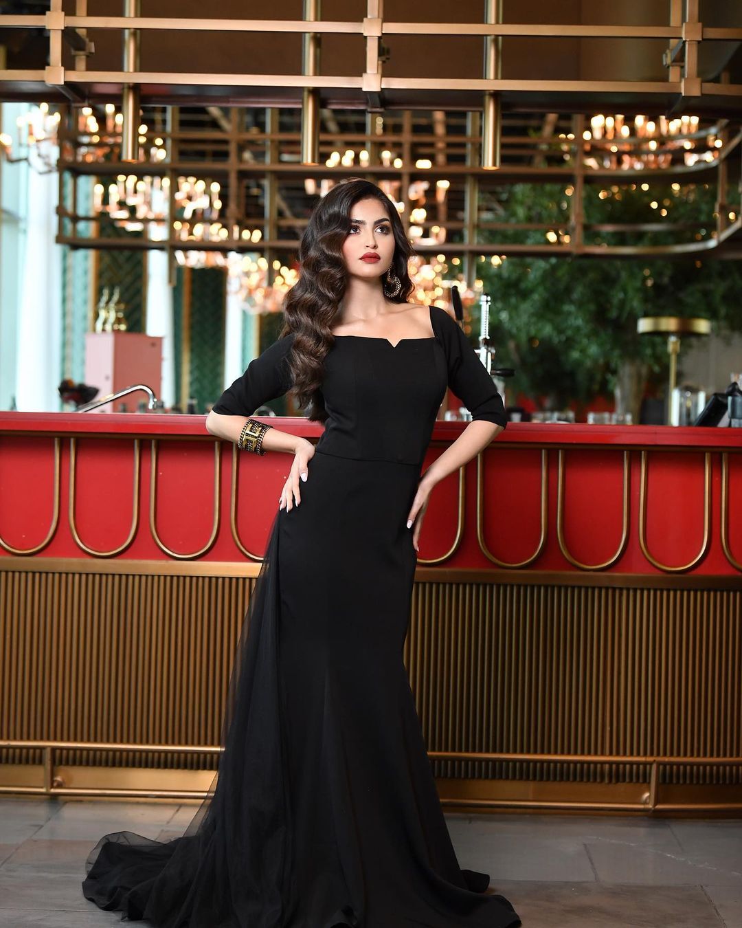 حلا الترك بفستان أسود سهرة أنيق