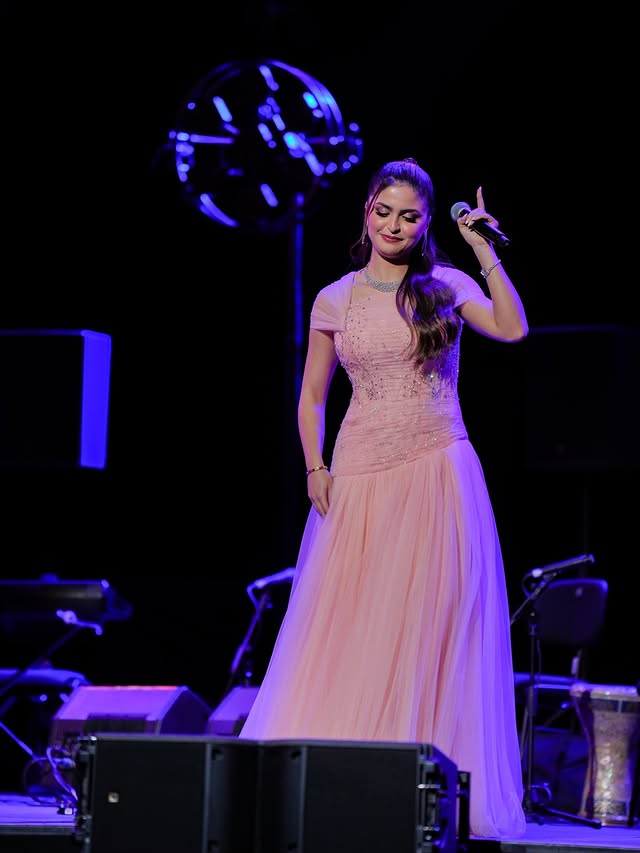 حلا الترك بفستان بقصة الأميرة بلون وردي ناعم