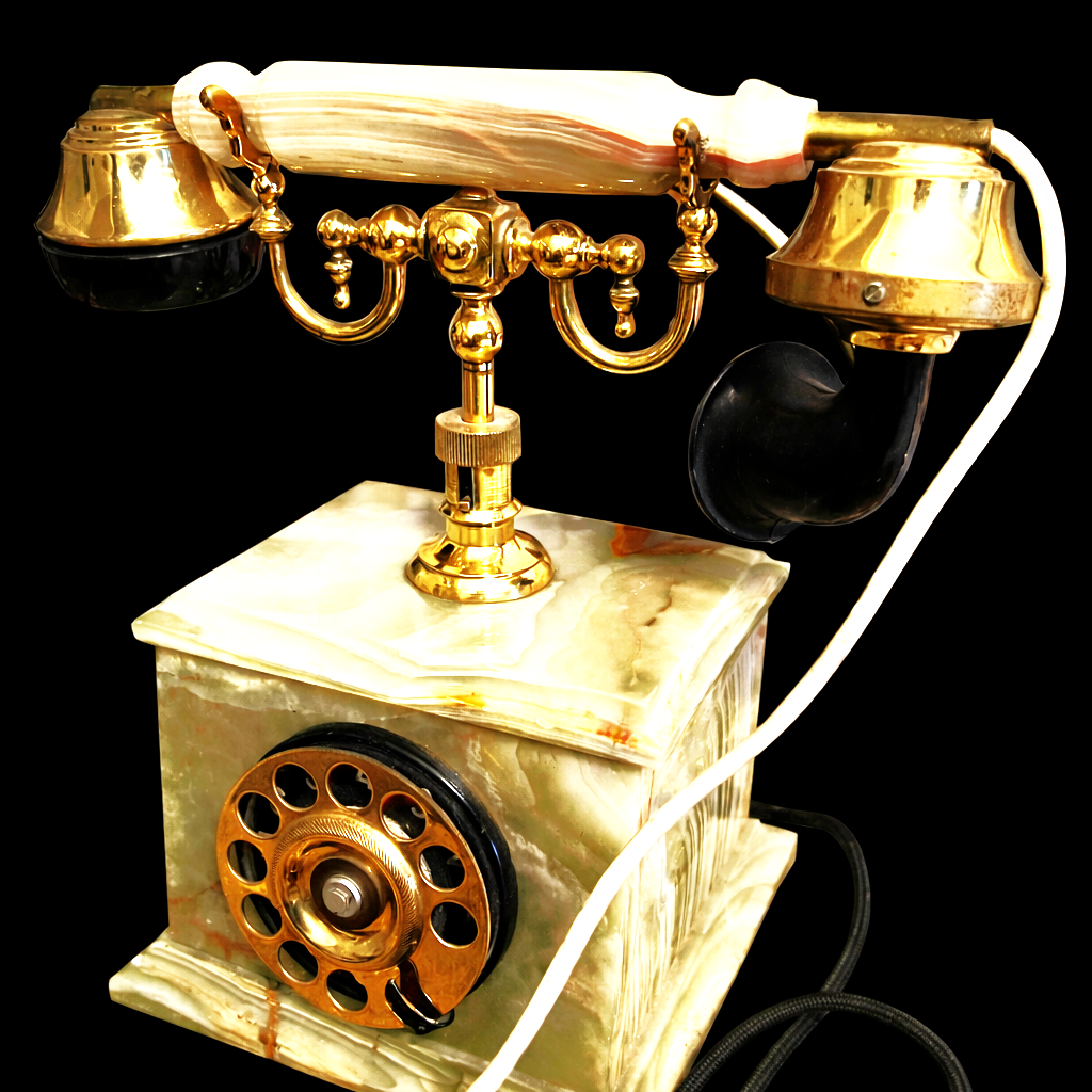 هاتف عبد الحليم حافظ الذي يزين غرفة نومه