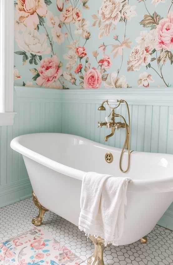 حمام مزين بورق جدران بنقشة الورود