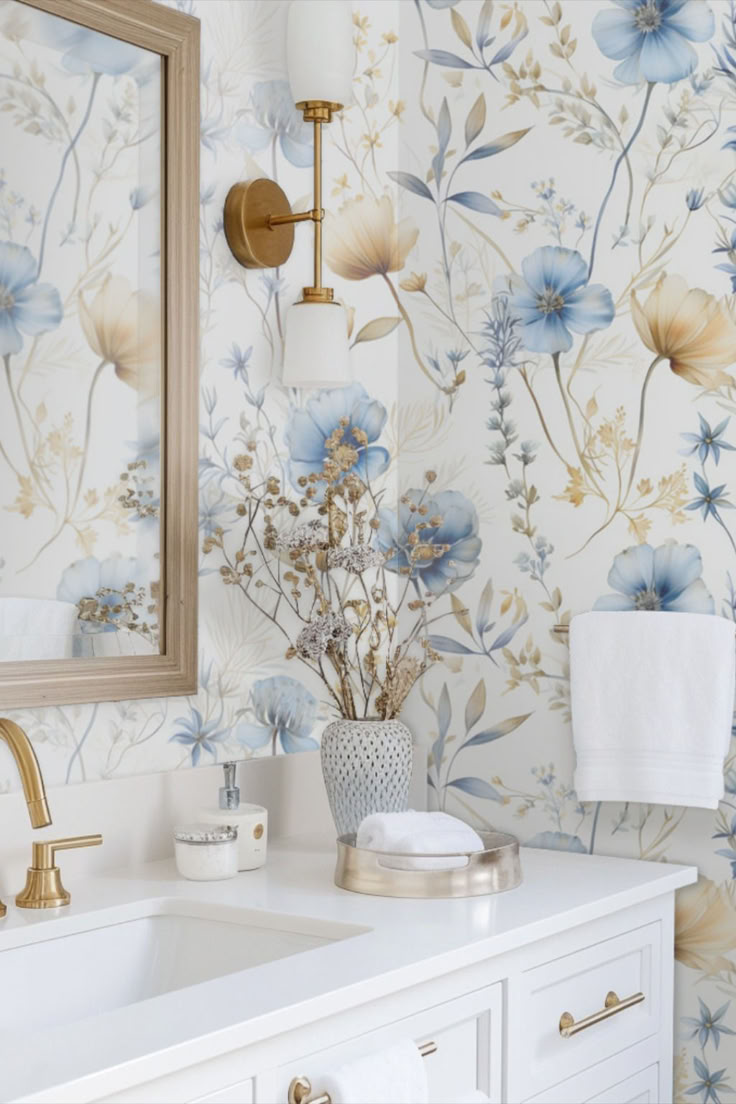 حمام مزين بورق جدران ناعم بدرجة الأزرق البودري