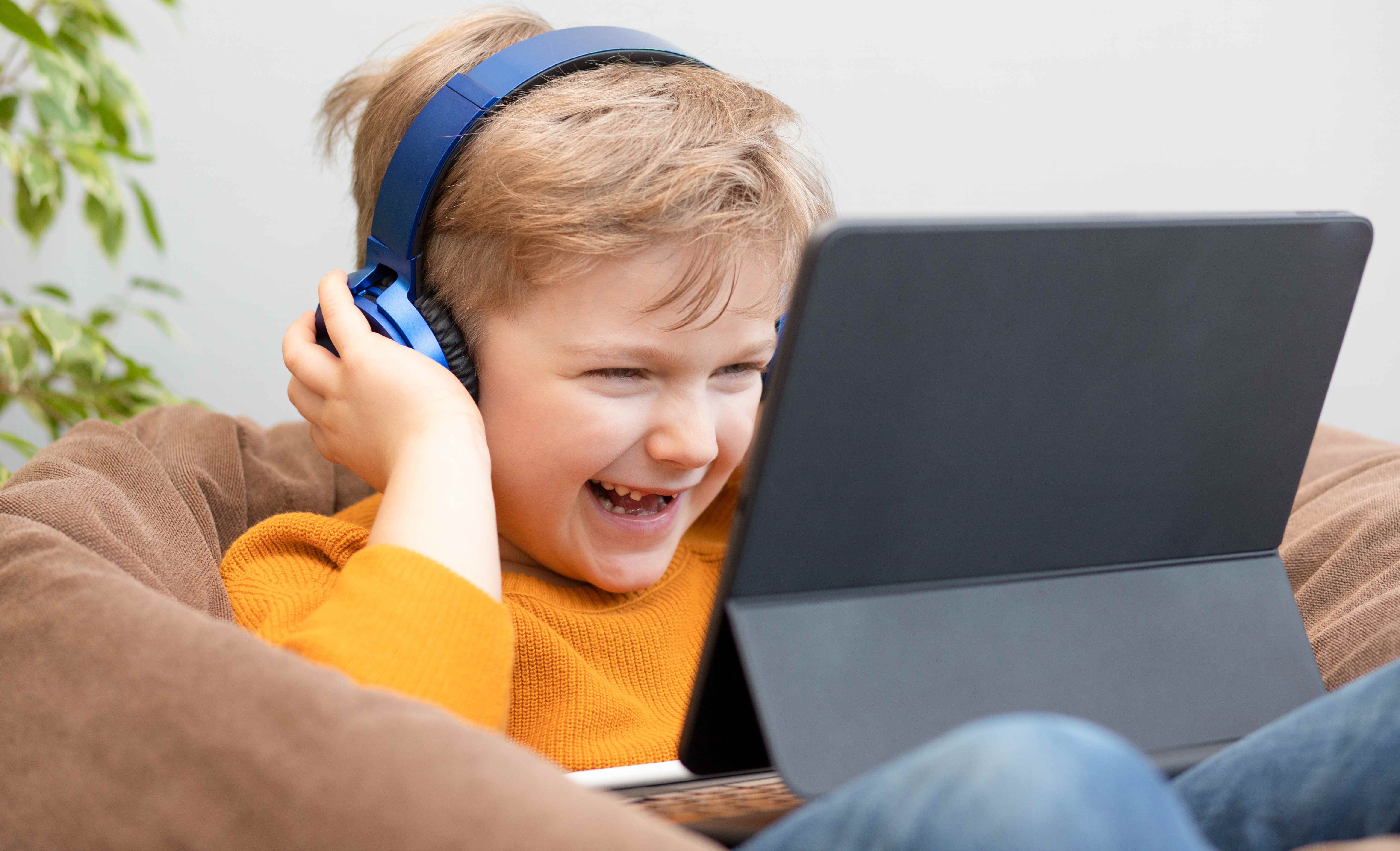 حماية الطفل من سلبيات العالم الرقمي أصبح ضرورة قصوى