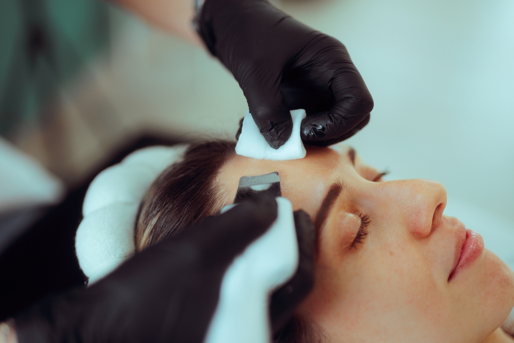 حمض اللاكتيك من ألطف أحماض ألفا هيدروكسي (AHA)، حيث يعمل على إذابة الروابط بين الخلايا الميتة