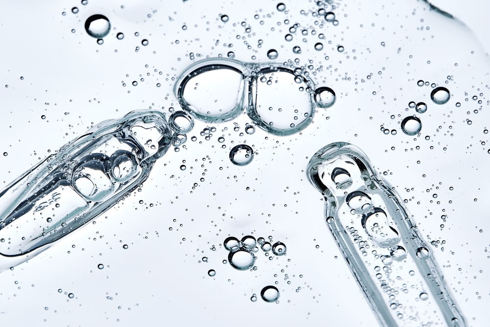 حمض الهيالورونيك هو مادة طبيعية موجودة داخل الجلد، وتتمتع بقدرة فائقة على جذب الماء واحتجازه داخل الأنسجة الجلدية