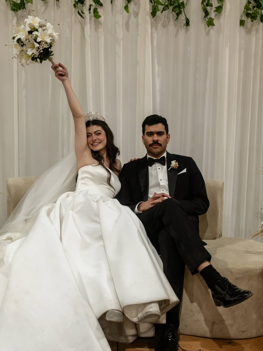 حملت تارا عبودفي يدها باقة ورد كبيرة وبارزة