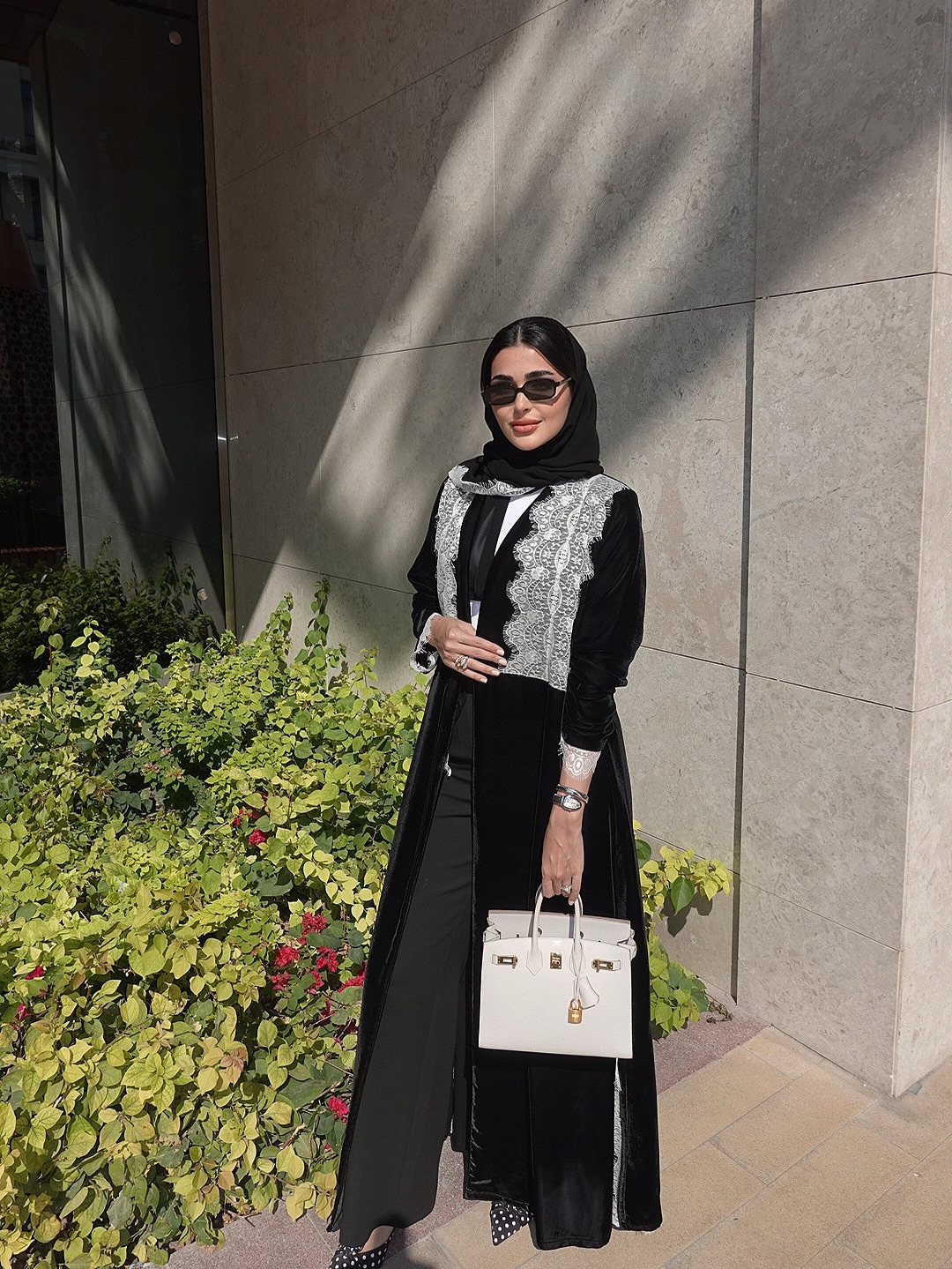  حنين الصيفي أنيقة بتنسيق كلاسيكي بعباية مفتوحة من المخمل الأسود