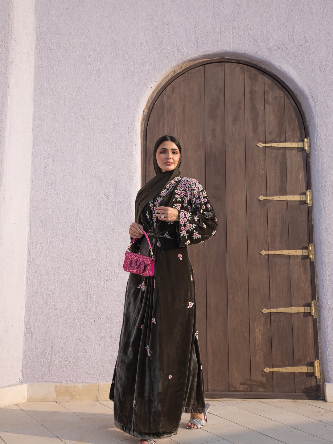 حنين الصيفي بعباية من المخمل باللون البني بتطريزات الورود الصغيرة 