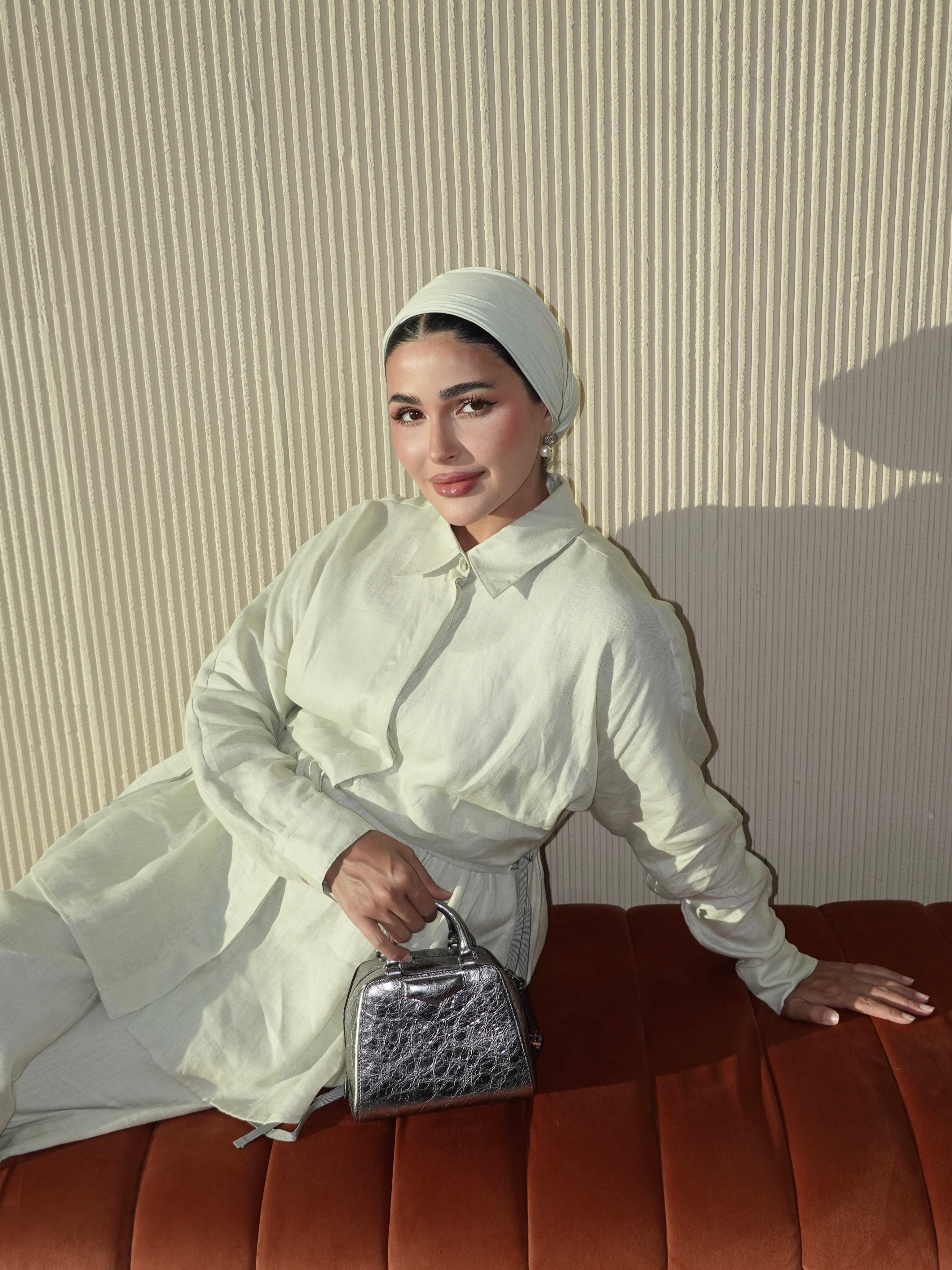 حنين الصيفي بفستان طويل باللون الأبيض بقصة الـShirt dress