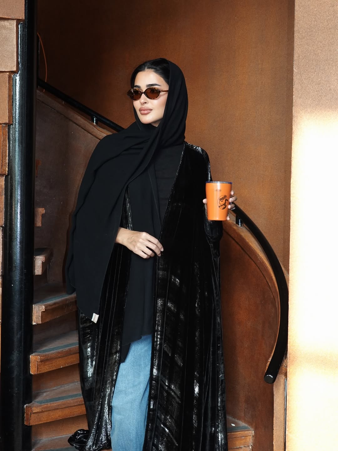 حنين الصيفي بنطالا من الدنيم باللون الأزرق الفاتح