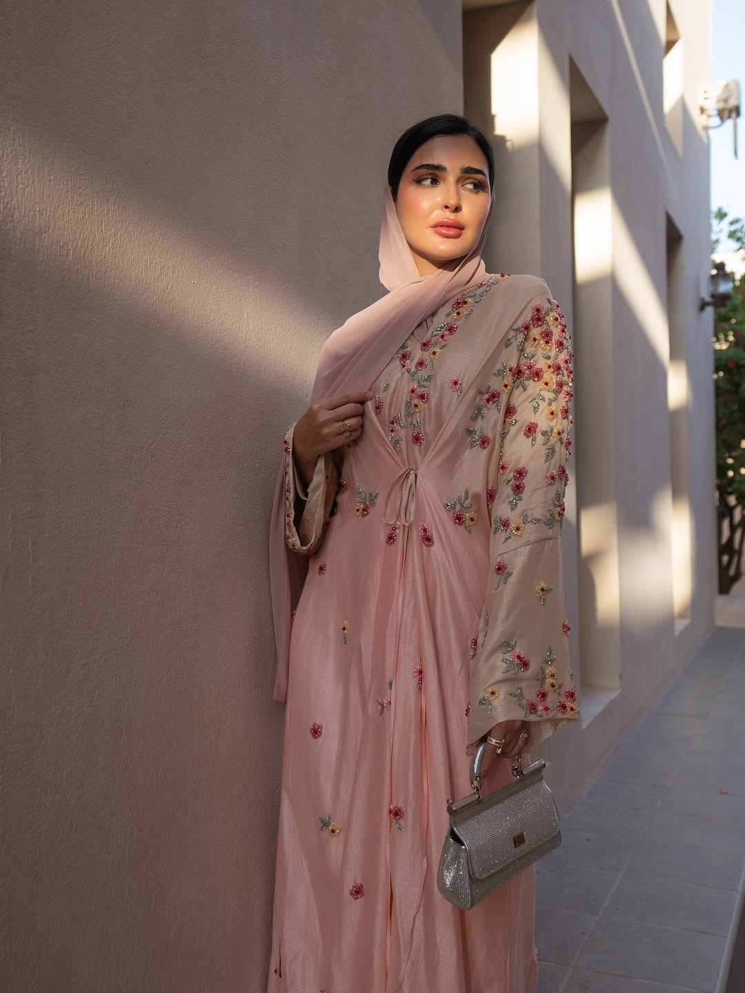 حنين بعباية رقيقة من بيناس بألوان متداخلة بين البيج والزهري الشاحب