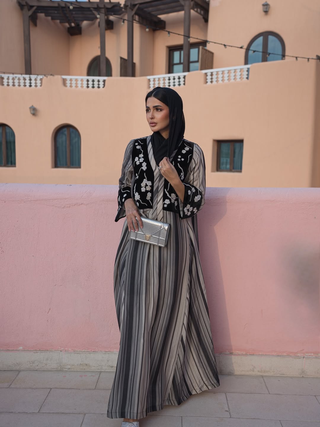 حنين ثوبا فضفاضا بتصميم عباية واسعة بلون بيج