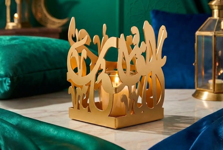 حوامل الشموع الأنيقة التي تمزج هذه القطع بين الفخامة العصرية وروعة الخط العربي