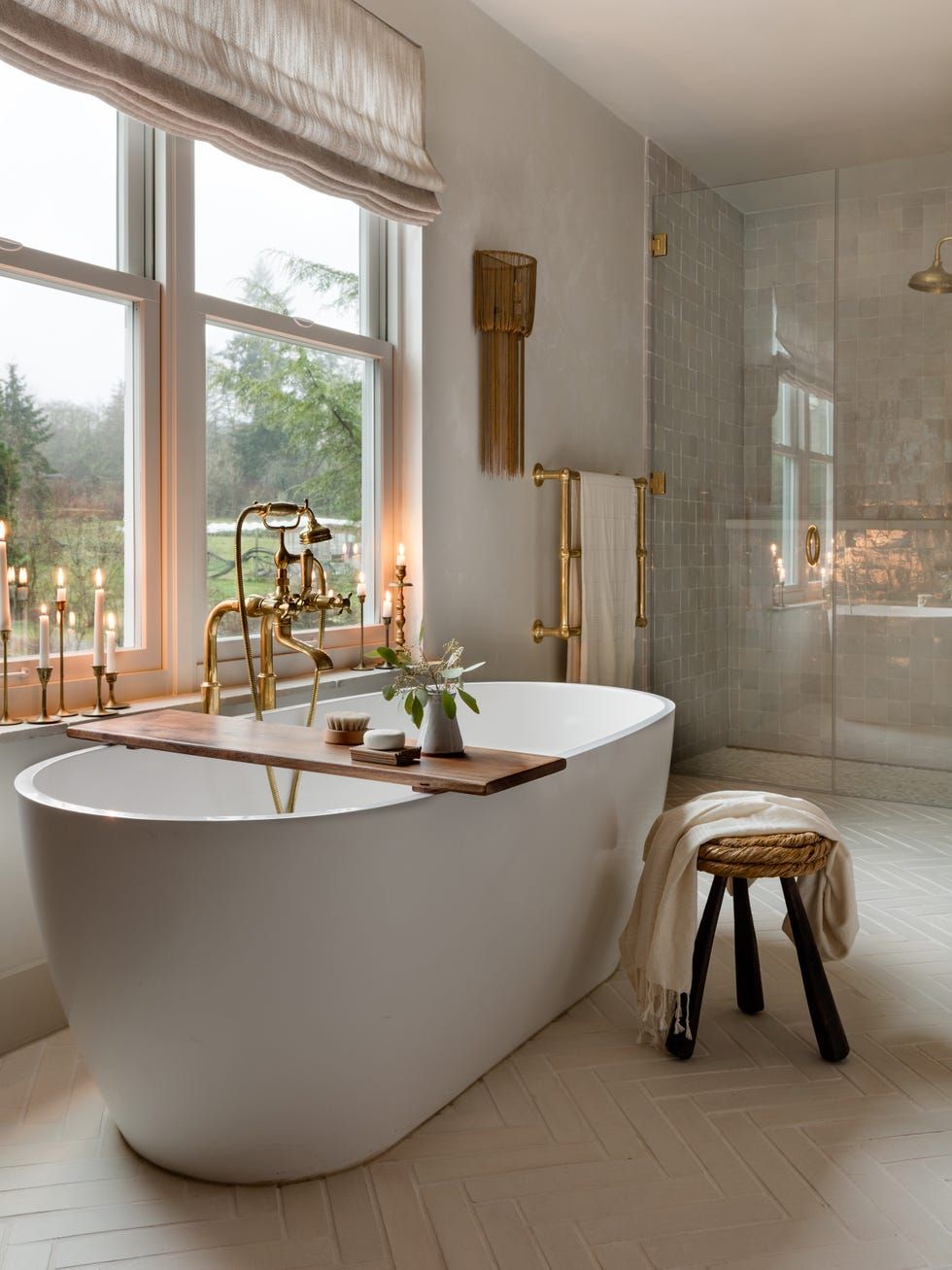 حوض الاستحمام المستقل كنقطة محورية في الحمام الفاخر