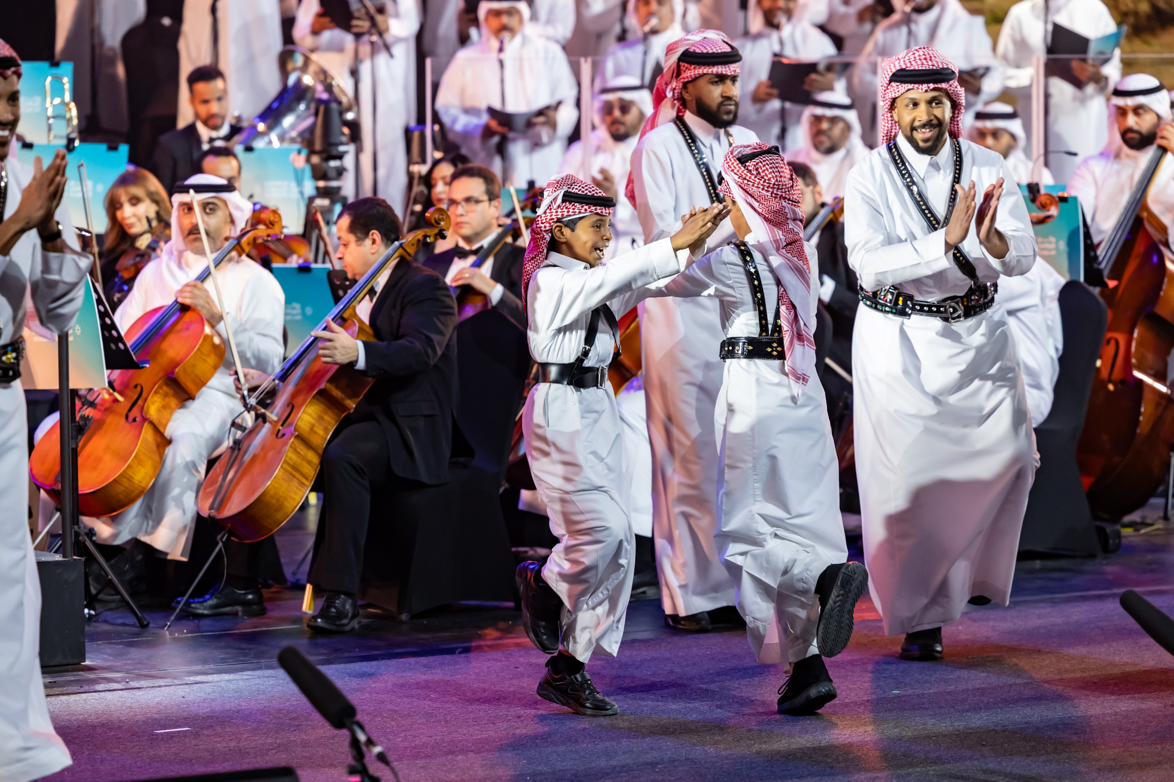 حين تتناغم الحركة مع النغمة… الفنون الأدائية ترقص على أنغام الأوركسترا السعودية.