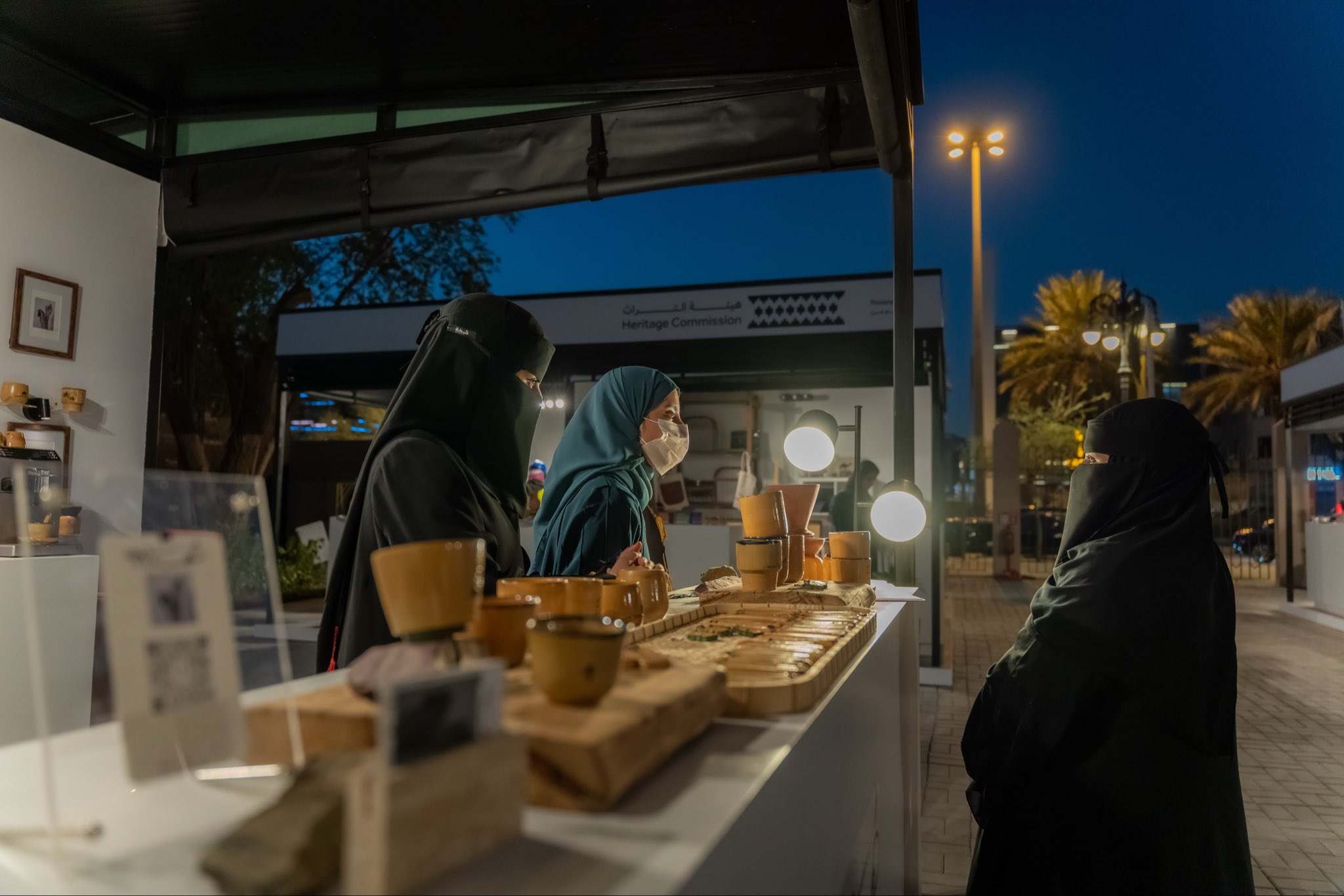 حين تلتقي الابتسامة بالحكاية في ملتقى طويق للنحت 2026 