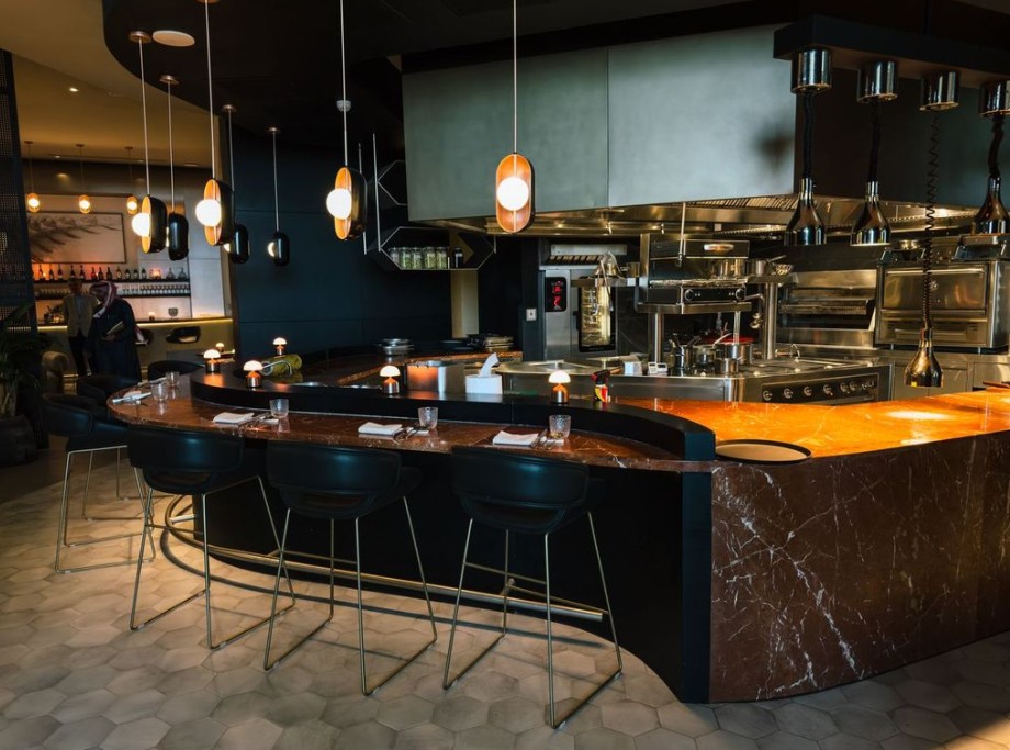 حين يلتقي اللهب بالإيقاع… «فينيل إمبر» يشعل ليالي فندق كيمبتون كافد الرياض