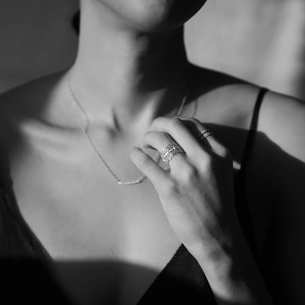 خاتم Link Column Ring with Center Diamonds  من Grace Lee