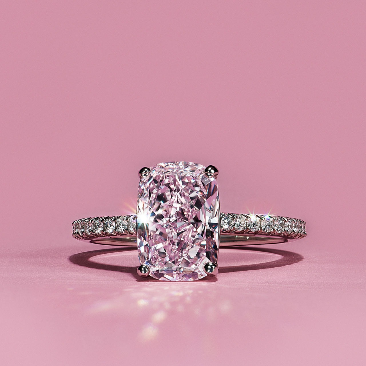 خاتم ألماس وردي من Tiffany & Co